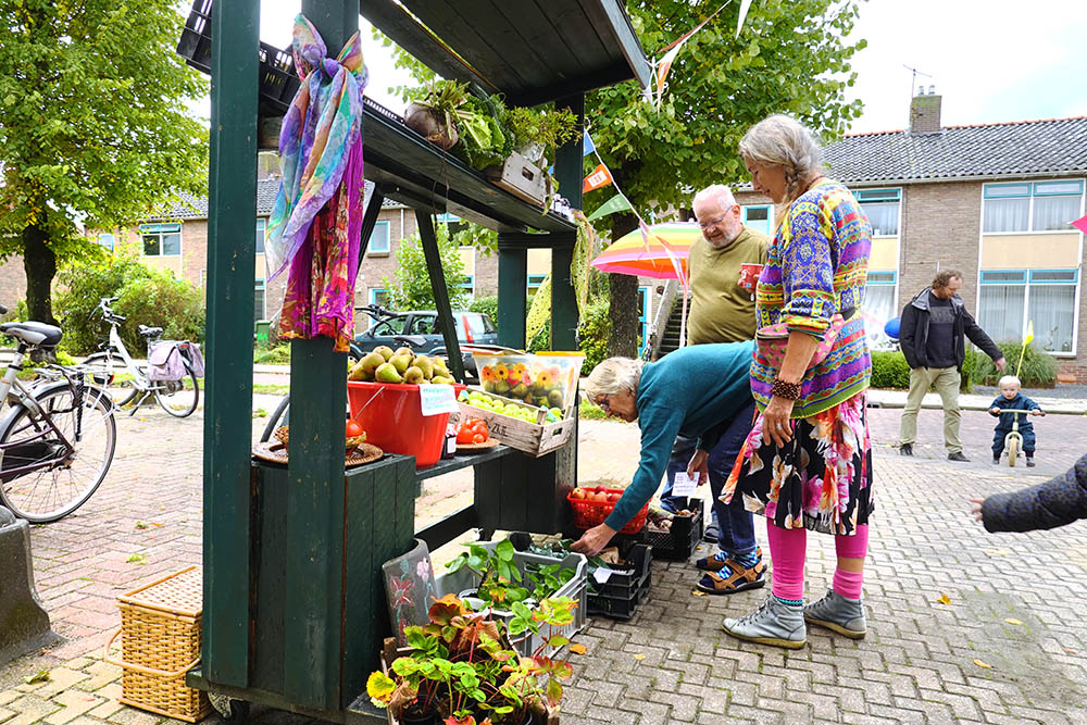 De bomvolle groente- en fruitkraam is zaterdag een van de trekkers op de Open Burendag van Doarpskeamer ED in Akkrum. De hobbytuinders uit Akkrum leverden een uitgebreid assortiment aan: van appels en peren tot rode biet en tomaten. Bezoekers gaan langs de kleurige entree naar de dorpskamer zelf en De Skuorre, waar het complete winterprogramma wordt gepresenteerd. De hele dag (tot 16.00 uur) zijn er demonstraties, mini-workshops en levende muziek.Een van de nieuwe projecten is “Efkes Nifelje”, waar jong en oud samen kunnen knutselen. Komende winter wordt op de zondagmiddag ook een Zing-in georganiseerd, waar iedereen aan mee mag doen. Het haken- en breicafé wordt weer geopend, Fries leren schrijven, medidatief schilderen, kleien, schilderen, mozaïeken en Oekraïens schilderen staan op het programma. Tijdens de open dag kunnen bezoekers direct intekenen.