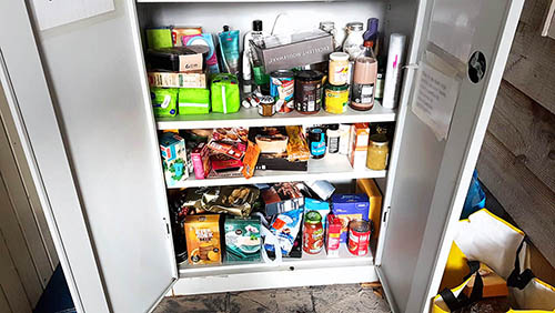 Nog nooit was de voedselkast van Doarpskeamer Akkrum zo vol als rond de jaarwisseling van 2022-2023. De planken puilen uit met producten voor mensen, die vanwege onder andere de stijgende energieprijzen nauwelijks de luxe of broodnodige boodschappen kunnen halen. Naast de voedselkast staan inmiddels twee grote tassen met weer nieuwe boodschappen.Sinds ruim een jaar heeft Doarpskeamer Akkrum (aan de Lange Miente 5) een eigen hoekje waar mensen voedsel en andere producten kunnen brengen. De drukte rond de kerstdagen en aan het einde van het jaar is extra groot, merken de vrijwilligers. ,,We vinden het heel fijn dat we zo goed op elkaar passen’’, zo reageren ze, ,,Heb je nog hapjes, pasta, soep, chips en dergelijke voor de jaarwisseling nodig, kom gerust langs en neem mee wat je nodig hebt.’’