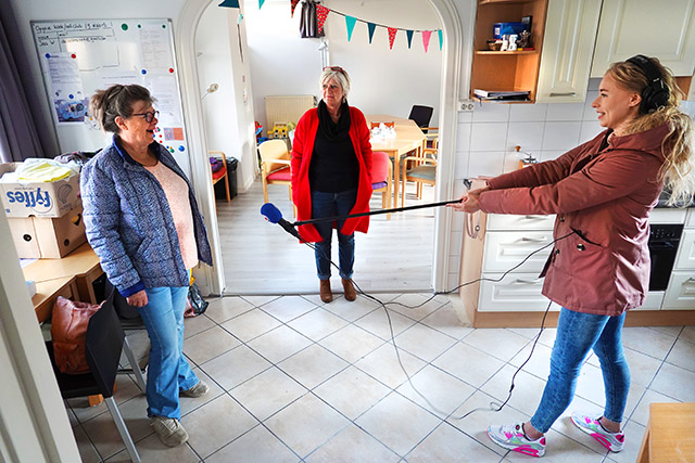 Kinderen in Akkrum maken kijkdozen voor 75 jaar vrijheid: "Bedacht door mijn kleindochter"