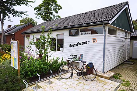 Het nieuwe onderkomen van Doarpskeamer ED in Akkrum aan de Lange Miente, waar zo'n vijftig jaar geleden een noodpostkantoor was gevestigd en daarna de dierenartspraktijk, die nu in het pand ernaast is gevestigd.