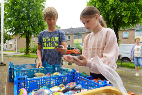 Een lawine aan fraai beschilderde Happy Stones kwam zaterdag 5 juni 2021 langs op de Lange Miente in Akkrum. De tafels van Doarpskeamer Akkrum-Nes lagen vol met kleurrijke werkjes, niet alleen schilderingen maar ook met stiften gekleurd en sommigen met heel fraaie teksten of zelfs complete gedichten.