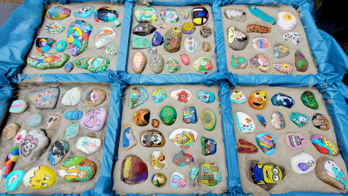 Een lawine aan fraai beschilderde Happy Stones kwam zaterdag 5 juni 2021 langs op de Lange Miente in Akkrum. De tafels van Doarpskeamer Akkrum-Nes lagen vol met kleurrijke werkjes, niet alleen schilderingen maar ook met stiften gekleurd en sommigen met heel fraaie teksten of zelfs complete gedichten.