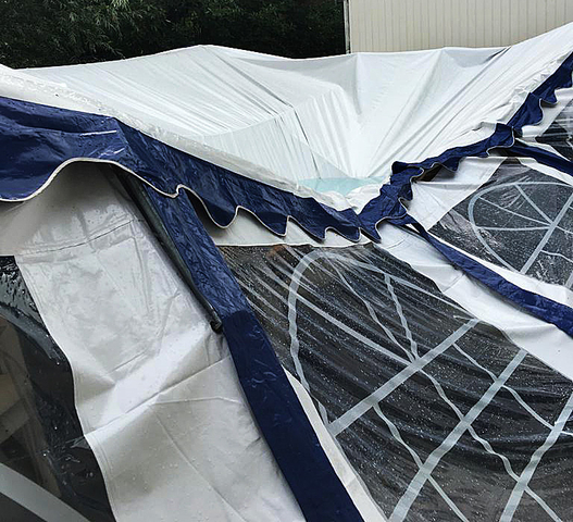 Akkrum - Tijdens de hoosbuien van afgelopen weekend is flinke waterschade aan een tent voor materiaalopslag van Doarpskeamer Akkrum/Nes ontstaan. De kracht van het water was zo groot dat een van de dikke balken, die als extra ondersteuning was aangebracht, als een luciferhoutje knapte.De schade aan de spullen – met name stoelen en tafels – is beperkt gebleven, maar de tentconstructie zelf heeft het zwaar te verduren gehad. De polsdikke buizen zijn op meerdere plekken doorgebogen of geknakt. Het is de vraag of ze nog recht gebogen kunnen worden en opnieuw gebruikt. Het bestuur van de stichting heeft inmiddels de verzekeraar ingeschakeld.Het tentdoek zelf is nog in goede staat. Wel waren de vrijwilligers van de Doarpskeamer, die de schade maandag ontdekten, genoodzaakt een tweetal kleine sneetjes in het doek te maken om regenwater weg te laten lopen. Op een plek was een bel van ongeveer een halve kubieke meter water blijven staan.De tent dient als tijdelijke opslag, omdat de schuur bij het gebouw wordt verbouwd. De muren zijn inmiddels geïsoleerd. Het dak is binnenkort aan de beurt.