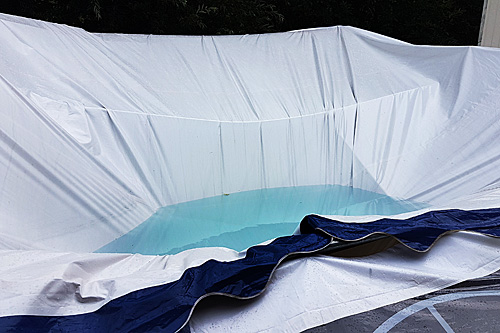 Akkrum - Tijdens de hoosbuien van afgelopen weekend is flinke waterschade aan een tent voor materiaalopslag van Doarpskeamer Akkrum/Nes ontstaan. De kracht van het water was zo groot dat een van de dikke balken, die als extra ondersteuning was aangebracht, als een luciferhoutje knapte.De schade aan de spullen – met name stoelen en tafels – is beperkt gebleven, maar de tentconstructie zelf heeft het zwaar te verduren gehad. De polsdikke buizen zijn op meerdere plekken doorgebogen of geknakt. Het is de vraag of ze nog recht gebogen kunnen worden en opnieuw gebruikt. Het bestuur van de stichting heeft inmiddels de verzekeraar ingeschakeld.Het tentdoek zelf is nog in goede staat. Wel waren de vrijwilligers van de Doarpskeamer, die de schade maandag ontdekten, genoodzaakt een tweetal kleine sneetjes in het doek te maken om regenwater weg te laten lopen. Op een plek was een bel van ongeveer een halve kubieke meter water blijven staan.De tent dient als tijdelijke opslag, omdat de schuur bij het gebouw wordt verbouwd. De muren zijn inmiddels geïsoleerd. Het dak is binnenkort aan de beurt.