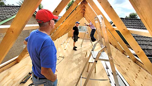 Verbouw schuur Doarpskeamer Akkrum-NesDe schuur naast de Doarpskeamer Akkrum-Nes is tijdens de zomermaanden ingrijpend verbouwd. De ruimte wordt geschikt gemaakt voor activiteiten, zoals timmer- en schilderscursussen en bloemschikken. Een ploeg vrijwilligers heeft in wisselende samenstelling de klus geklaard.Het grotendeels vrijstaande gebouw is straks volledig geïsoleerd. Vloeren en wanden zijn van isolatieplaten voorzien en met hout afgetimmerd. Geïsoleerde dakplaten zijn in twee dagen tijd gelegd. Het aftimmeren vindt de komende maanden plaats. Coördinator Roland van der Starre heeft in de afgelopen maanden heel wat werk verzet om de vrijwilligersploeg op sterkte te houden. Zelfs in zijn tennistrainingsploegje ronselde hij helpers. Wim Wouters, Fred Zondervan, Aize Wijnstra hebben onder andere de vloer en de wanden geïsoleerd en van nieuwe beplating voorzien.Het bouwteam kreeg vanwege de corona ook te maken met stijgende kosten voor materiaal en kampte met een soms problematische levering ervan. Harde wind zorgde ook een paar keer voor uitstel van het monteren van de dakplaten. De verbouw zorgde niet alleen voor uitgaven, maar ook inkomsten: de oude dakplaten werden op Marktplaats verkocht. Asbestplaten achter de schuur zijn op zorgvuldige wijze weggehaald en naar het gemeentelijk stort gebracht.